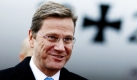 Bundesaußenminister Guido Westerwelle verlässt das Flugzeug in Den Haag. Der Vizekanzler absolviert Antrittsbesuche in Paris und Den Haag. Die neue schwarz-gelbe Bundesregierung will besonderen Wert auf die Beziehungen zu den kleineren Mitgliedstaaten der Europäischen Union legen. 
 Foto: dpa