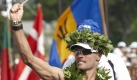 Der Australier Craig Alexander hat den Ironman-Triathlon in Kailua-Kona auf Hawaii gewonnen. Nach langer Strecke und großer Hitze wirkt er noch überraschend frisch. Foto: dpa