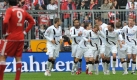 Frankfurts Spieler jubeln nach den 1:0 durch Alexander Meier, Münchens Luca Toni schaut hier zu. Ansonsten war er aktiv, aber ohne Torerfolg. Foto: dpa