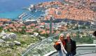 Die Proll-Millionäre hoch über der kroatischen Stadt Dubrovnic. Wer sich um das liebe Geld keine Sorgen machen muss, kann sein Dasein eben in vollen Zügen genießen. Foto: RTL2