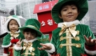 Südkoreanische Kinder warten mit Santa-Claus-Outfits, um an einer Werbeveranstaltung teilzunehmen. Unternehmen hoffen durch diese Werbemaßnahmen auf mehr Umsatz - und ein Anspringen der Konjunktur. Foto: ap