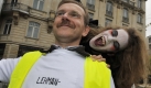 Als blutsaugender Banker-Vampir verkleidet hat sich eine Demonstratin am am 1. Jahrestag der Lehman-Pleite  vor dem ehemaligen Firmensitz der Bank in der Innenstadt von Frankfurt am Main. Bei einem Marsch durch die Innenstadt der Bankenmetropole machte der Protestzug vor mehreren Banken halt, auf Spruchbändern und Plakaten forderten die Teilnehmer verlorenes Geld zurück.  Foto: dpa