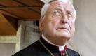 ARCHIV - Der katholische Militärbischof Walter Mixa besucht am 18.04.2007 die St. Michaelis-Kirche im Militär-Übungsdorf Bonnland auf dem Truppenübungsplatz in Hammelburg (Unterfranken). Der wegen angeblicher Misshandlung von Heimkindern und Abrechnungsunregelmäßigkeiten in die Kritik geratene Bischof von Augsburg, Walter Mixa, zieht Konsequenzen: Wie die «Augsburger Allgemeine» am Mittwochabend unter Berufung auf «vertrauenswürdige Personen» berichtete, hat er Papst Benedikt XVI. seinen Rücktritt angeboten. In einem Brief an das Kirchenoberhaupt habe er auch sein Amt als Militärbischof der Bundeswehr zur Verfügung gestellt. Foto: Daniel Karmann dpa/lby +++(c) dpa - Bildfunk+++ Foto: dpa