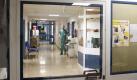 Ein Pfleger geht in Bremen über den Flur der Neonatalen Intensivstation der Frauenklinik in Bremen-Mitte. Foto: dapd