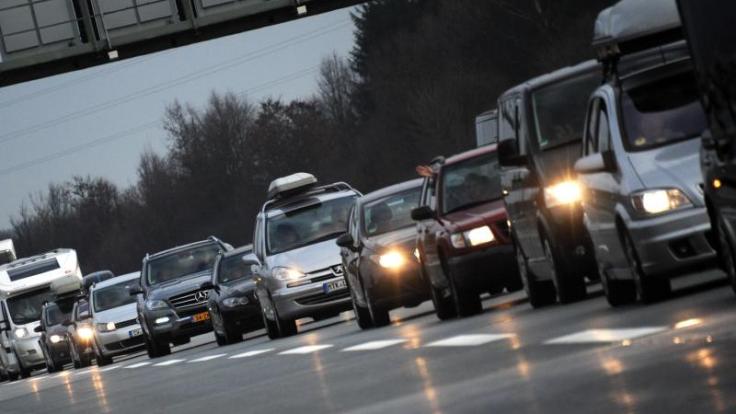 Rund um Weihnachten wird es voll auf den deutschen Autobahnen. Mit viel Verkehr ist auch auf den Alpenrouten in Österreich und in der Schweiz zu rechnen.