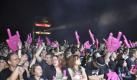 Die Telekom ist auch beim Highfield mit einem Stand vertreten und hat als Werbgeschenke nicht nur magentasfarbene Winkhände dabei, sondern auch Tragegurte für Tetrapaks. Bisher mussten sich Festivalgänger mit einer Klebebandkonstruktion behelfen. Foto: news.de