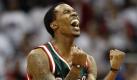 Brandon Jennings von denMilwaukee Bucks jubelt nach einem Treffer im letzten Viertel des Basketballspiels gegen die Atlanta Hawks. Milwaukee gewann die NBA-Playoff-Partie mit 91:87. Es war der dritte Sieg in Folge, wodurch Milwaukee nun im Playoff-Duell mit 4:2 vorne liegt. Foto: ap