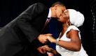 US-Präsident Barack Obama begrüßt die Sängerin India Arie bei einer Benefizveranstaltung des Nationalen Komitees der Demokraten in Los Angeles. Foto: ap