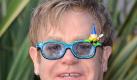 Elton John kehrt für drei Jahre nach Las Vegas zurück
Vorspann: 	
Text: 	

Las Vegas (dapd). Popstar Elton John kehrt für drei weitere Jahre nach Las Vegas zurück. Der fünffache Grammy-Preisträger kündigte am Montag seine 'Million Dollar Piano'-Show im Colosseum des Caesars Palace an, die im September Premiere haben soll. John hatte bis 2009 im Caesars Palace seine 'The Red Piano'-Show gegeben - wegen großer Publikumsnachfrage waren aus den ursprünglich geplanten drei Jahren ein fünfjähriges Gastspiel geworden.

dapd/88/kd/uz

© 2011 The Associated Press. Alle Rechte Vorbehalten - All Rights Reserved
Ressort: 	Medien
Schlagworte: 	EltonJohn/Rockpop/Leute Foto: dpa
