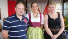 Auf dem Scheunenfest lernt Lukas, der junge Rinderwirt, Kerstin (re.) aus Schleswig-Holstein und Regina aus Bayern näher kennen. Für wen wird sich Lukas entscheiden? Wer wird ihn auf seinen Hof begleiten?  Foto: RTL/ Stefan Gregorowius