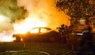 Im Hamburger Stadtteil Marienthal zeigt sich ein hnliches Bild: Einsatzkrfte der Feuerwehr lschen ein brennendes Auto. Foto: dpa