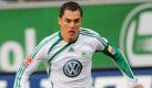 ARCHIV - Wolfsburgs Marcel Schäfer am Ball im Spiel VfL Wolfsburg gegen Borussia Mönchengladbach (Archivfoto vom 18.10.2009). Der deutsche Fußball-Nationalspieler Marcel Schäfer vom VfL Wolfsburg ist ins Visier von Real Madrid gerückt, sein Teamkollege Edin Dzeko will nach dem Saisonende zum AC Mailand wechseln. Wie das Madrider Sportblatt «Marca» am Dienstag berichtete, lässt der spanische Rekordmeister den 25 Jahre alten Abwehrspieler Schäfer mit Blick auf eine mögliche Verpflichtung im kommenden Sommer beobachten. Foto: Peter Steffen dpa (zu dpa 0263 vom 17.11.2009) +++(c) dpa - Bildfunk+++
 Foto: dpa