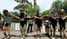 'Atomic Betty' wird gewogen: Alljährlich muss Australiens größte Python in Sydney auf die Waage. Die Riesenschlange ist 6,50 Meter lang und wiegt derzeit 137 Kilo. Foto: Tracey Nearmy Foto: dpa