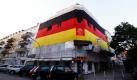 Die Front eines Hauses ist am Freitag, 18. Juni 2010, in Hamburg an der Kreuzung Eppendorfer Weg/Contastrasse mit einer Deutschlandfahne ueberdeckt. (apn Photo/Axel Heimken) --- The front of a house is covered with a German flag in Hamburg, northern Germany, on Friday, June 18, 2010. (apn Photo/Axel Heimken) Foto: apn