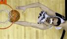 Manu Ginobili von den San Antonio Spurs wird am Korb hart vom Mavericksspieler Eduardo Najera hart angepackt. Trotzdem gewinnt San Antonio das vierte Spiel in der ersten Runde der NBA-Playoffs. Foto: ap