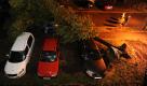 Ein umgestuerzter Baum liegt am spaeten Mittwochabend (24.08.11) in Halle auf geparkten Autos. Ein Gewitter mit starken Regenfaellen und Sturmboeen hat am Mittwochabend zu Schaeden in Halle und im Saalekreis gefuehrt. Nach Angaben der Feuerwehrleitstelle wurden die Einsatzkraefte mehr als 100 Mal gerufen. Notrufe gab es wegen vollgelaufenen Kellern, ueberfluteten Strassen und abgeknickten Aesten auf den Strassen. (zu dapd-Text)
 Foto: Ralf Lehmann/dapd Foto: dapd