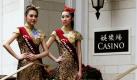 Hostessen begrüßen bei der Eröffnung des Wynn Encore Ressort-Kasinos in Macau die ersten Gäste. Das Kasino ist das neueste Projekt des Milliardärs Steve Wynn, der das Ressort zu einem chinesischen Glücksspiel-Mekka ausbauen will. Foto: ap