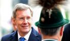 Bundespräsident Christian Wulff schreitet in München eine Ehrenformation von Gebirgsschützen ab. Wulff plädierte bei seinem Antrittsbesuch in Bayern für eine stärkere Vermittlung von Werten. Seiner Ansicht nach komme es nicht nur auf Schulnoten, sondern auch auf den Erwerb sozialer Kompetenzen und den Respekt vor anderen Menschen an. Foto: dapd