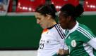 Fußball, DFB Frauenländerspiel Deutschland - Nigeria am Donnerstag (2.11.2010) in der BayArena in Leverkusen. Die Deutsche Verena Faißt (l) und die Nigerianerin Stella Mbachu kämpfen um den Ball. Foto: dpa