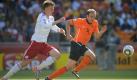 Einen ganz müden Kick lieferten sich die Niederlande und Dänemark in Johannesburg. Hier jagt Dänemarks Star Nicklas Bendtner (links) Hollands Innenverteidiger Joris Mathijsen. Foto: dpa