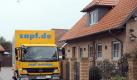 Ein Umzugswagen vor dem Wohnhaus der Familie Wulff in Großburgwedel. Die Staatsanwaltschaft hat das Haus des zurückgetretenen Bundespräsidenten durchsucht. Foto: Peter Steffen/ Archiv Foto: dpa
