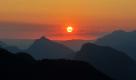 Die Sonne geht über der Loferer Alm im Salzburger Land auf. Auch in Österreich klettert das Thermometer in den kommenden Tagen auf über 30 Grad. Foto: ap