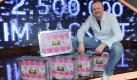 Bei Schlag den Raab gibt es für die Herausforderer desEntertainers richtig Asche zu gewinnen, 500.000 Euro sind pro Sendung imJackpot. Siegt Raab im Duell Eins gegen Eins, steigt der Jackpot für die nächste Sendung um die gleiche Summe an. Hier sitzt der Showmaster Anfang 2009 auf Geldkoffern im Wert von 2,5 Millionen Euro. Foto: dpa