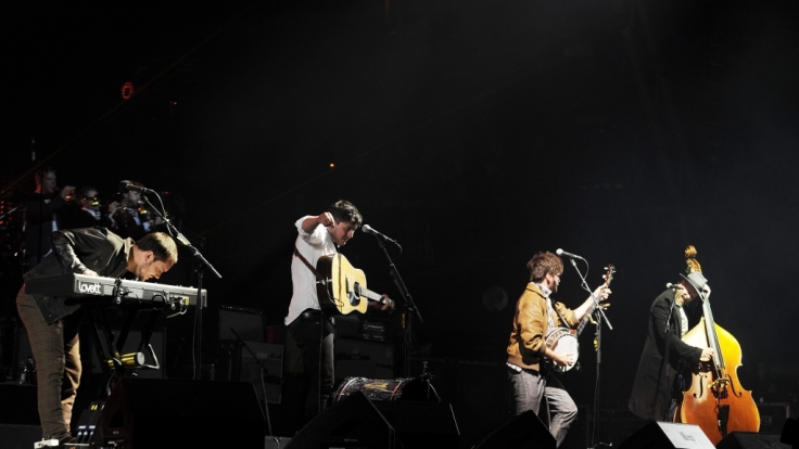 Mumford and Sons während eines Konzerts.