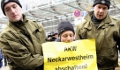Polizisten räumen die Straße vor dem Ort der schwarz-gelben Koalitionsverhandlungen, der Landesvertretung Nordrhein-Westfalens in Berlin. Dort fanden Proteste gegen die zu erwartende Atompolitik statt. Foto: ddp