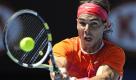 Australian Open: Der spanische Spieler Rafael Nadal schlägt einen Return gegen seinen kroatischen Gegner Ivo Karlovic. Der Spanier ließ sich in Melbourne bei dem mit 14,9 Millionen Dollar dotierten Grand-Slam-Tennisturnier von der Aufschlagstärke des Kroaten nicht schocken und siegte. Foto: ap