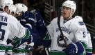 Christian Ehrhoff landet den Anschlusstreffer für die Vancouver Canucks beim Spiel gegen Colorado Avalanche. Der Verteidiger stand auch bei den Olympischen Winterspielen 2010 für Deutschland auf dem Eis.Sein Team gewann nach 0:3-Rückstand noch mit 6:4 gegen Colorado. Foto: ap