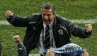 Was Oscar Tabarez trägt, ist eigentlich völlig irrelevant. Mit dem Sieg gegen die Südkoreaner war Uruguay nicht nur das erste Team im Viertelfinale, sondern es ist auch Uruguays erstes WM-Viertelfinale seit 40 Jahren. Foto: ap