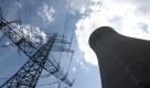 Ein Kühlturm des Blocks B des Kernkraftwerkes in Gundremmingen bei Guenzburg (Bayern) neben einem Strommast: Die vier Atomkraftwerksbetreiber in Deutschland haben einem Bericht des Spiegel zufolge der Bundesregierung mit einem Sofortausstieg aus der Atomenergie gedroht. Wenn die geplante Brennelementesteuer komme und Umweltminister Norbert Roettgen (CDU) strikte Auflagen verordne, lohne sich der Weiterbetrieb zahlreicher Anlagen nicht mehr, erklärten Vertreter der Konzerne Eon, RWE, Vattenfall und EnBW. In einem solchen Fall sollen die Meiler vorzeitig abgeschaltet werden. Notwendiger Atomstrom wuerde dann im Ausland zugekauft.
 Foto: ddp
