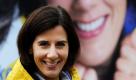 Hamburgs FDP-Spitzenkandidatin Katja Suding zeigt das neue FDP-Wahlplakat zur Bürgerschaftswahl. Die Hamburger wählen am 20. Februar ein neues Parlament. Foto: dpa