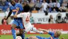 Müde Nullnummer in Sinsheim: Hoffenheims Isaac Vorsah (links) kämpft mit Hamburgs Heung-Min Son (Mitte) um den Ball, während Hoffenheims Andreas Beck hineingraetscht. Foto: dapd