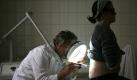 Dermatologe Walter Trettel entfernt in Hamburg mit einem Laser die Tätowierung einer Patientin. Foto: dpa