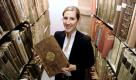 Die Bilbliothekarin Dagmar Groothuis posiert in Hamburg in der Commerzbibliothek der Handelskammer mit einem historischen Protokollband. Die älteste wirtschaftswissenschaftliche Fachbibliothek wurde 1735 von sieben Hamburger Kaufleuten und einem Schiffer gegründet. Am 26. Januar  feiert die Spezialbibliothek ihren 275. Geburtstag. Foto: ddp