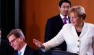 Mit einem Klaps auf die Schulter wurde Außenminister Guido Westerwelle heute von der Bundeskanzlerin Angela Merkel im Bundeskanzleramt in Berlin begrüßt. Bundeswirtschaftsminister und Parteifreund Philipp Rösler beobachtet die Szene. Schulterklopfen kann die derzeit geschwächte FDP-Partei gut gebrauchen. Thema der Sitzung des Bundeskabinetts war unter anderem die Euro-Schuldenkrise.  Foto: dpa