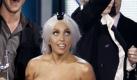 Auf der Bühne zeigte sich Lady Gaga in einer sexy schwarzen Robe - mit spitzen Brüsten und Stacheln auf dem Kopf. Hoffentlich hat sie mit diesem Dress niemanden umarmt. Akute Verletzungsgefahr.  Foto: ap