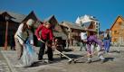 epa02787671 Hundreds of inhabitants of Bariloche, biggest winterly touristic site of Argentina, went to the streets on 20 June 2011, to sweep and clean the city of all the volcanic ashes left by the eruption of the Puyehue-Cordon Caulle volcano that seriously threatens the touristic season of the city and near zones. Holding their own brooms, more than 2,000 people participated during the cleaning campaign entitled 'Bariloche, My Home', boosted by several organizations that want to clean all the ash layers covering the streets of this Patagonian village, located 1,650 kilometers South East from Buenos Aires, Argentina. EPA/Facundo Correia +++(c) dpa - Bildfunk+++


Asche aus chilenischem Vulkan behindert erneut Luftverkehr in Australien

Vulkanasche behindert erneut den Flugverkehr in Australien. Mehrere Flüge mit den Zielen Sydney, Adelaide und Canberra wurden am Dienstag wegen der Aschewolke des chilenischen Vulkans Cordon Caulle im australischen Luftraum gestrichen. In der vergangenen Woche hatte Asche aus demselben Vulkan für die Streichung hunderter Flüge in Australien und Neuseeland gesorgt. Erst am Freitag lief der Flugverkehr wieder normal.


 Foto: dpa