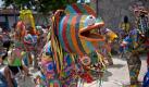 Eine Frau tanzt, eine Fischmaske tragend, auf den Feierlichkeiten zum alljährlichen katholischen Corpus Christi in Naiguata, Venezula. Diese Zeremonien starteten erstmals vor 200 Jahren zur Bekämpfung der Diskriminierung afrikanischer Sklaven. Foto: dapd