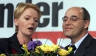 Ein neues politisches Spielfeld eröffnet sich in Berlin. Als nach dem Rücktritt des Regierenden Bürgermeisters Eberhard Diepgen (CDU) im Oktober 2001 das Abgeordnetenhaus gewählt wird, tritt Gysi als Spitzenkandidat der PDS an. Die Partei bekommt 22,6 Prozent der Stimmen und geht eine rot-rote Koalition mit der SPD ein, nachdem diese sich in Verhandlungen nicht mit FDP und Grünen einigen konnte. Hier gratuliert die PDS-Bundesvorsitzende Gabi Zimmer zum Wahlerfolg. Foto: ddp