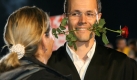 Mit Blume im Mund sind große Sprünge zwar nicht mehr möglich. Aber die Rose zwischen den Zähnen gehört irgendwie zu jedem Tango-Klischee dazu.  Foto: ddp