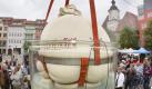Ein ordentlicher Brocken ist dieser Kartoffelkloß, mit dem sich Jena ins Guinessbuch der Rekorde kocht. Das Schwergewicht bringt 365 Kilogramm auf die Waage und musste acht Stunden lang in heißem Wasser garziehen. Deutlich schneller war der Kloß zerlegt - das dauerte gerade 20 Minuten. Den Schaulustigen hat der Riesenkloß geschmeckt. Foto: dpa