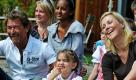 Die Ehefrau des Bundespräsidenten, Bettina Wulff (rechts), und der Musiker Peter Maffay sitzen während eines Fototermins vor dem therapeutischen Familienzentrum «Sternstundenhaus» der Tabaluga-Kinderstiftung in Peißenberg neben einem Mädchen. Die Tabaluga-Kinderstiftung wurde im Jahr 2001 gegründet und kümmert sich um sozial benachteiligte, traumatisierte und schwer erkrankte Kinder. Foto: dapd