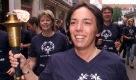 Im Jahr darauf engagiert sich Käßmann als Botschafterin für die Special Olympics in Frankfurt. Hier trägt sie die Fackel durch die Innenstadt von Hannover. Auch privat ist die Bischöfin sportlich: Sie joggt gerne um den Maschsee in Hannover. Außerdem liest sie gerne Krimis. Foto: ddp