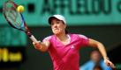 Die Belgierin Justine Henin schlägt bei der ersten Runde der French Open in Paris den Ball zurück an ihre Konkurrentin Tsvetana Pironkova aus Bulgarien. Henin gewann das Match mit 6:4 und 6:3. Foto: dpa