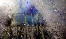 Fans des Argentinischen Fußballclubs Velez Sarsfield feuern ihre Mannschaft in Buenos Aires an. Mit Konfettikanonen und Musik wird die Stimmung angeheizt.  Foto: ap