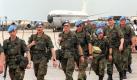 Soldaten des deutschen UN-Hauptkontingents für Somalia am 22.07.1993 auf dem Flughafen von Mogadischu. Im Hintergrund der Bundeswehr-Airbus, mit dem die Soldaten von Dschibuti kommend in der somalischen Hauptstadt eingetroffen waren (Archivbild). Der von den USA geführte internationale Kampf gegen den Terrorismus und die Organisation El Kaida soll nach Angaben aus gut unterrichteten Kreisen auch auf Somalia ausgeweitet werden. Deutschland will im Rahmen der Kooperation mit den USA Schiffe in das Meeresgebiet vor Somalia entsenden. dpa

1993−1994 unter UN-Führung: Teilnahme an United Nations Operation in Somalia II, einer Stabilisierungsmission der UN in Somalia, siehe Deutscher Unterstützungsverband Somalia (ca. 1.700 Heeressoldaten unter anderem stationiert in Beledweyne, später außerdem vier Schiffe der Marine für die Rückführung aus Mogadischu im Rahmen der Operation Southern Cross). In Mombasa in Kenia wurden zwei Transportflugzeuge stationiert. Foto: dpa