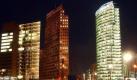 Büro-Hochhäuser am Potsdamer Platz in Berlin bei voller Beleuchtung. Heute um 20.30 wird am Potsdamer Platz das Licht ausgeknipst - eine Aktion, die symbolisch zum Stromsparen für den Klimaschutz aufrufen soll. Foto: dpa